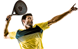 Joueur de padel relevant un défi