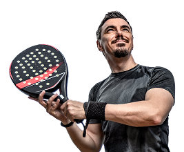 Joueur de padel souriant
