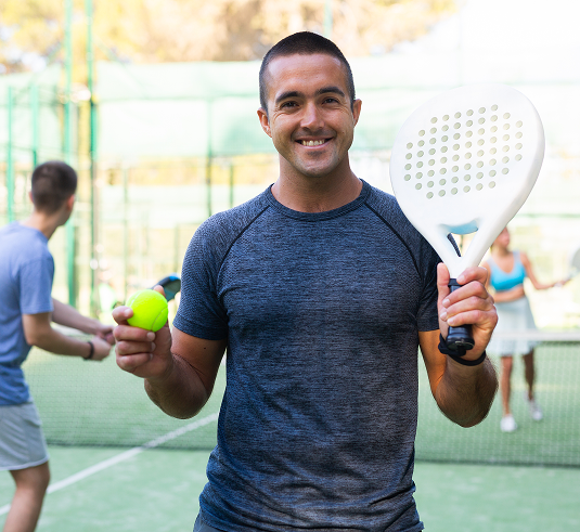 Joueur de padel souriant